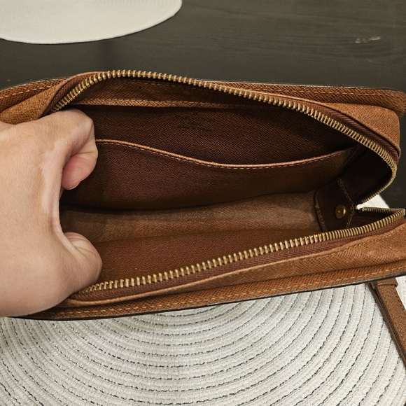 Louis Vuitton Brown Monogram Clutch - Original Strap - Picture 3 of 15